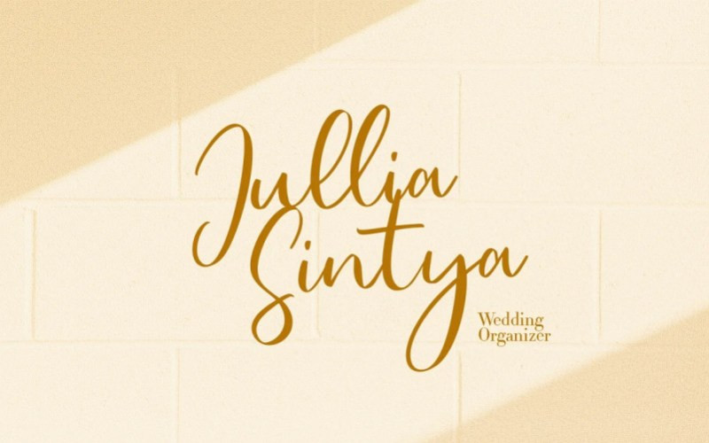 Jullysinty Script Font